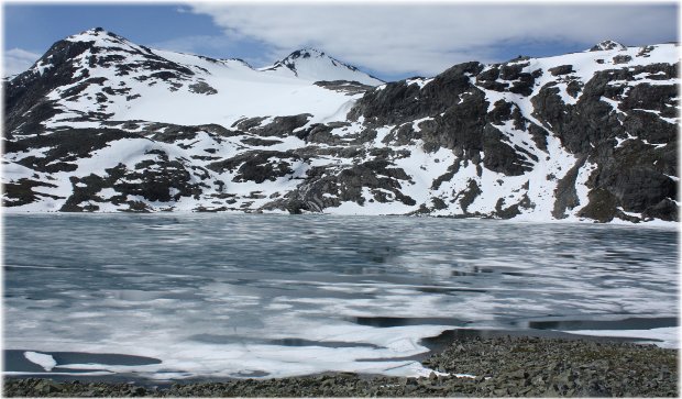 lago cubierto de hielo