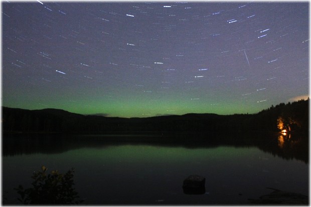 Aurora boreal y estrella fugaz