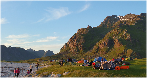 Turistas acampados en Utakleiv, Lofoten